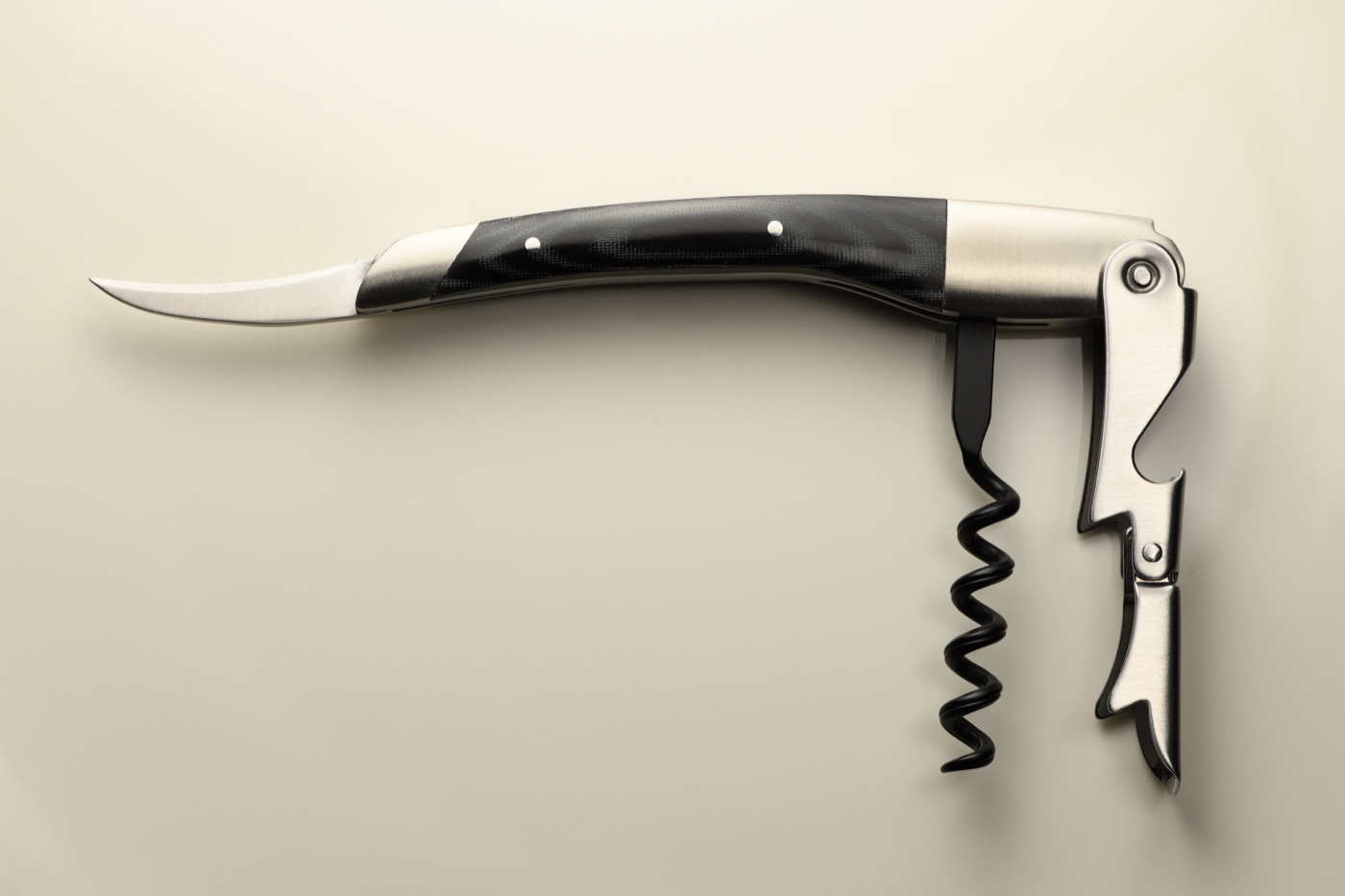 Kellnermesser mit schwarzem Griff, ausgeklappter Spirale, Messer und Hebel